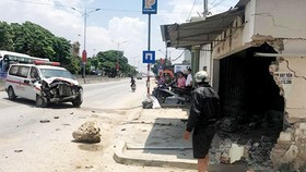 Xe cứu thương mất lái lao vào nhà dân