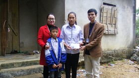 Báo Sài Gòn Giải Phóng trao quà cho 2 chị em nghèo học giỏi tại Nghệ An
