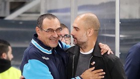 Pep Guardiola rất ái mộ Sarri (trái, Napoli)