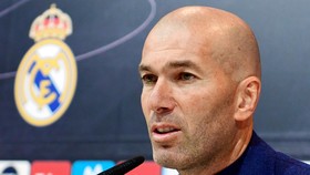 Zidane tuyên bốp ra đi trong cuộc họp báo.