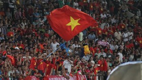 CĐV Việt Nam sát cánh cùng đội nhà tại Lào vừa qua. Ảnh: QUANG LONG