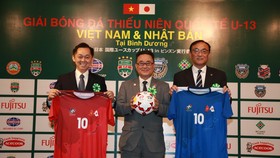 Ban tổ chức giới thiệu áo và bóng thi đấu. Ảnh: DŨNG PHƯƠNG
