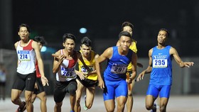 Các VĐV tranh tài ở nội dung tiếp sức 4x400m nam. Ảnh: NGUYỄN NHÂN