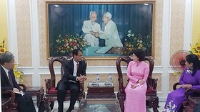 Bà Tô Thị Bích Châu - Chủ tịch Ủy ban MTTQ Việt Nam TPHCM thân mật tiếp đoàn