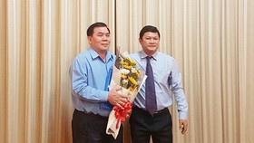 Ông Lê Văn Hùng (trái) nhận quyết định nghỉ hưu từ ngày 1-9-2018