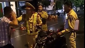 Vụ CSGT “tự té ngã” ở Bình Định: Xử phạt hành chính 2 thanh niên “cản trở người thi hành công vụ“