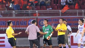 TPHCM - Đà Nẵng 4-2: Chủ nhà ngược dòng, thủ môn Văn Hưng nhận thẻ đỏ