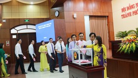 Các đại biểu tiến hành bỏ phiếu