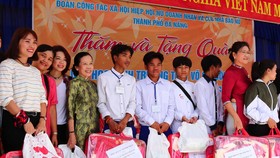 Đại diện Hiệp hội nữ doanh nhân và CLB nhà báo nữ thành phố Đà Nẵng trao quà cho học sinh người Cơ Tu