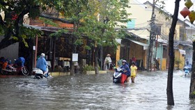 Miền Trung nhiều nơi chìm trong biển nước