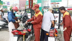 Giá xăng tăng 320 đồng/lít