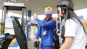 Giá xăng giảm 224 đồng/lít