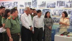Các đại biểu tham quan tại triển lãm. Ảnh: ĐĂNG NGUYÊN