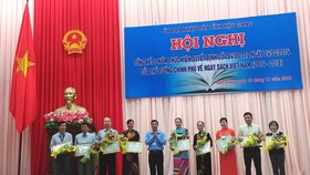 Ông Đồng Văn Thanh, Phó Chủ tịch thường trực UBND tỉnh Hậu Giang tặng bằng khen cho các đơn vị. Ảnh: HÀM LUÔNG
