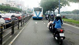 Xe buýt lấn tuyến vượt đèn đỏ