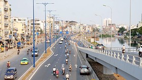 Phân luồng giao thông thủy thi công cầu thang đi bộ đường Võ Văn Kiệt