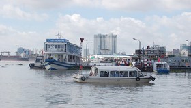 Tổ chức du lịch đường sông nội đô kết hợp phục vụ ẩm thực về đêm tại Bến Bạch Đằng