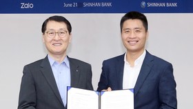 Ông Sung Ho Wi – Chủ tịch kiêm CEO của Shinhan bank và ông Vương Quang Khải – Phó tổng VNG, đại diện Zalo tại buổi ký kết
