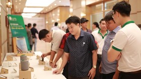 Khách hàng trải nghiệm loa Lumi