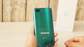 Honor 10 Phantom Green với màu sắc hêt sức ấn tượng