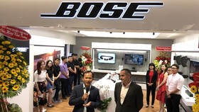 Mai Nguyên và đại diện hãng Bose tại buổi khai trương của hàng mới