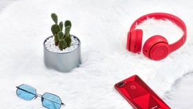 Realme 2 với họa tiết hình khối vát cắt kim cương