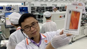 Chiếc di động vừa đóng hộp xong bên trong nhà máy VSmart