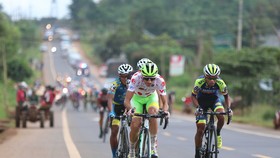 Javer phải lên làm đầu kéo hơn 120 km.