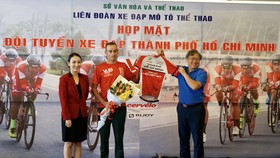 Javier chính thức khoác áo VUS TPHCM. Ảnh: HOÀNG HÙNG