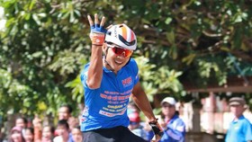Lê Nguyệt Minh giơ 4 ngón tay ăn mừng chiến thắng thứ 4. Ảnh: Huỳnh Văn Thuận