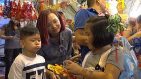 Trời mưa phố lồng đèn Lương Nhữ Học vẫn đông khách tham quan