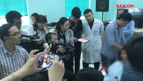 Phẫu thuật gắp viên đạn ra khỏi mắt bệnh nhân thành công