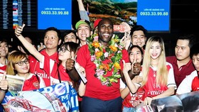 Sol Cambell trong vòng vây của fan hâm mộ CLB Arsenal tại sân bay Tân Sơn Nhất. Ảnh: ANH TRẦN