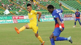 Patiyo (bên phải) vắng mặt sẽ làm cho hàng công Cần Thơ thêm yếu. Ảnh: DƯƠNG THU
