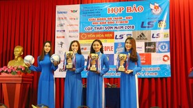 Ban tổ chức giới thiệu bóng thi đấu và 3 chiếc Cúp vô địch