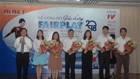 Ban tổ chức chụp ảnh lưu niệm cùng các nhà tài trợ, đơn vị bảo trợ truyền thông cho cuộc bầu chọn năm 2018. Ảnh: NGUYỄN NHÂN