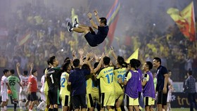 Cầu thủ Hà Nội B tung hô HLV Minh Đức sau khi... thua Nam Định ở trận play-off. Ảnh: MINH HOÀNG
