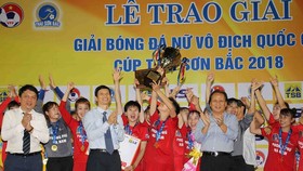 Đội Hà Nam trong niềm vui vô địch. Ảnh: DŨNG PHƯƠNG