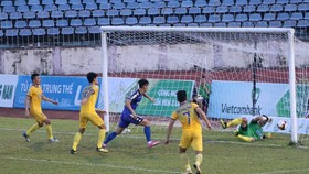 Tình huống ghi bàn nâng tỷ số 2-0 của Sỹ Giáp. Ảnh: KIM BẢO