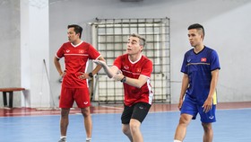 HLV Miguel trong 1 buổi tập cùng đội tuyển tại Nhà thi đấu Thái Sơn Nam. Ảnh: ĐOÀN NHẬT