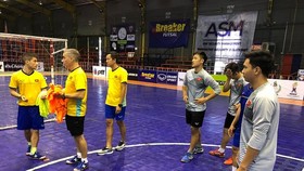 HLV Miguel đang có nhiều thử nghiệm về đội hình trong chuyến tập huấn lần này. Ảnh: ANH TRẦN