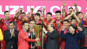 Đội trưởng Văn Quyết vinh dự nhận Cúp vô địch từ Thủ tướng Nguyễn Xuân Phúc. Ảnh: DŨNG PHƯƠNG