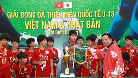Ban tổ chức trao cờ vô địch cho đội Nhật Bản. Ảnh: DŨNG PHƯƠNG