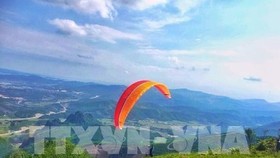A paragliding contest kicks off in Hoanh Bo mountainous district of northern Quang Ninh province (Source: VNA)