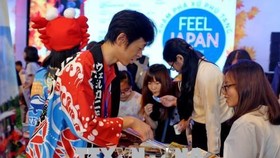 Visitors shop at the Feel Japan in Vietnam 2018 (Photo:VNA)