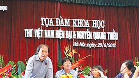 Poet Nguyen Quang Thieu (L) speaks at a seminar. (Photo: Sggp)