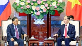 President Tran Dai Quang (R) receives Lao National Assembly Vice Chairman Sengnouane Xayalath (Photo: VNA)