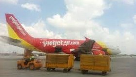 The first direct flight from Daegu in South Korea to Da Nang City operated by the budget carrier Vietjet lands in Da Nang International Airport. (Photo: KK)