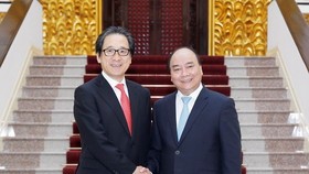 M Nguyen Xuan Phuc (R) and Hiroyuki Ishige, Chairman and CEO of the Japan External Trade Organisation (Photo: VNA)