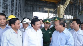 Prime Minister Nguyen Xuan Phuc (second, right) inspects the Hung Nghiep Formosa Ha Tinh Steel Company on July 20 (Source: VNA)